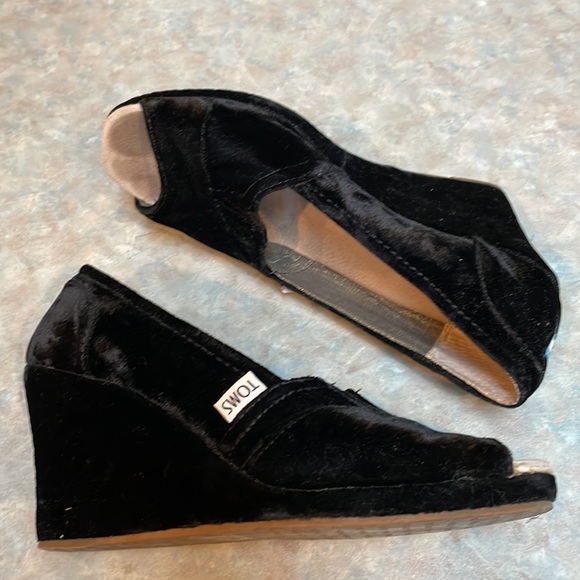 Toms black velvet wedge shoes (sz 8) - Picture 3 of 11